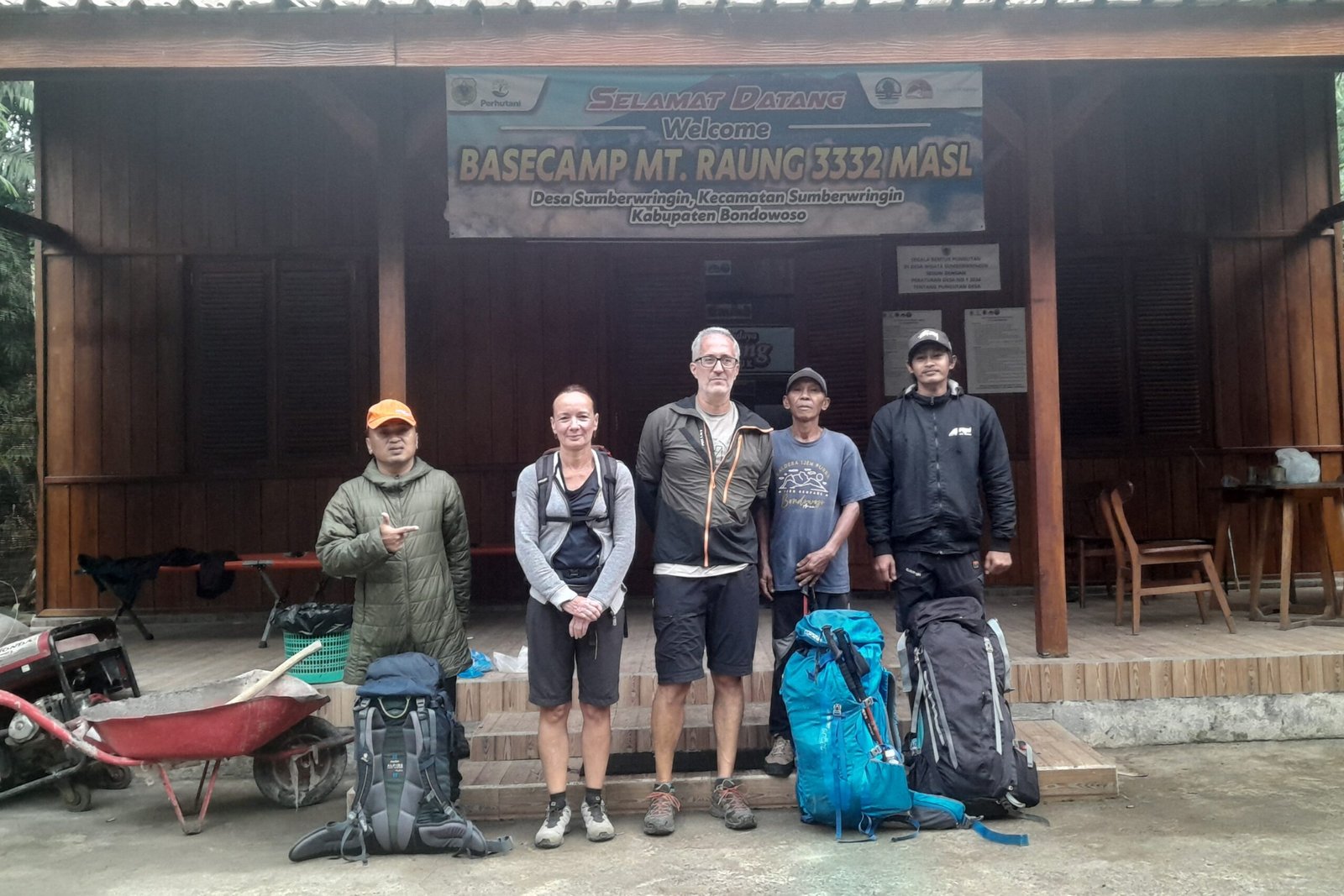 Trekking Mt. Raung raung group hikers (2)