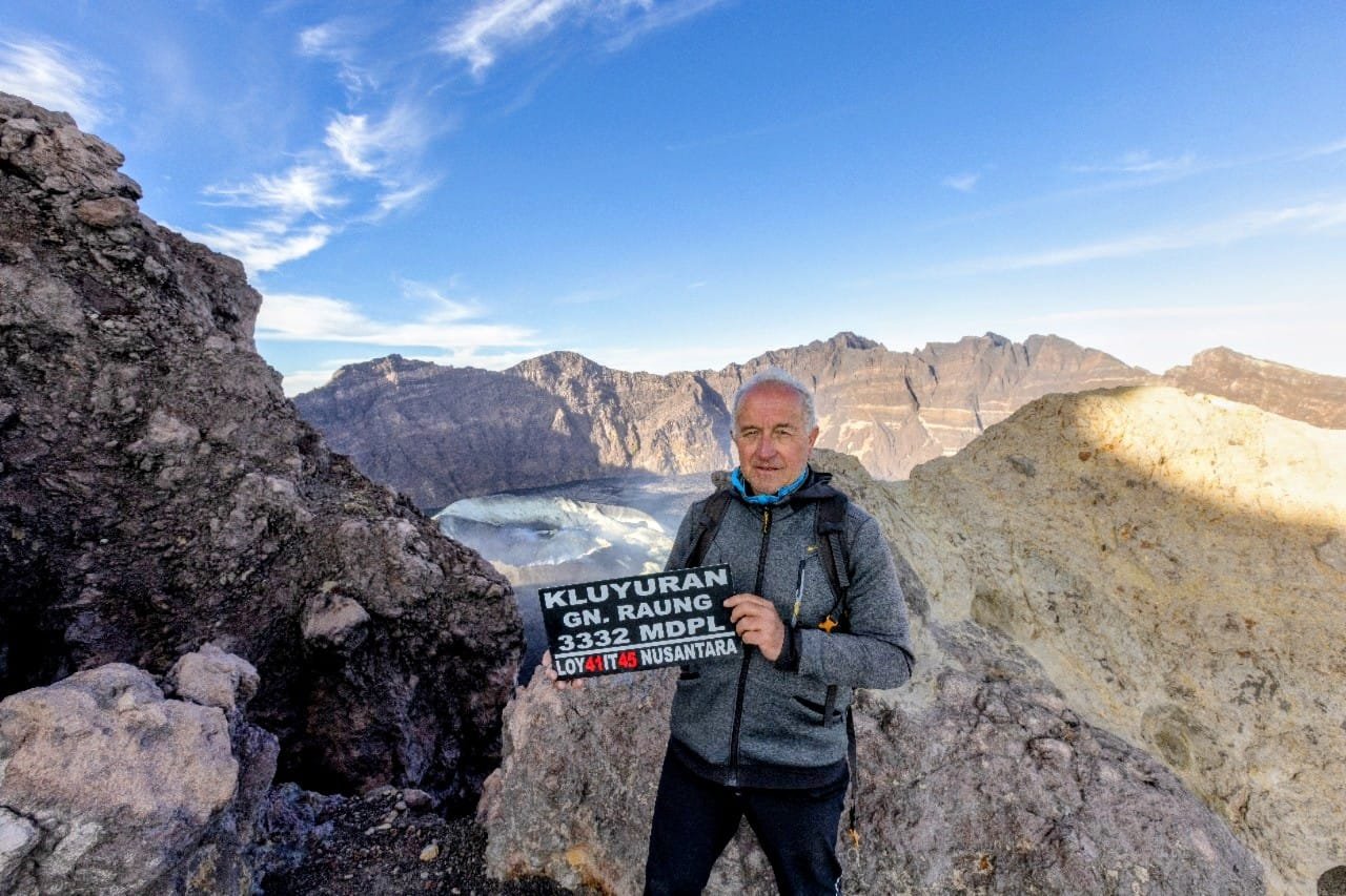 raung group hikers (4) raung group hikers (4)